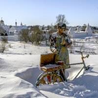 Велосипедист-коробейник на смотровой площадке над Каменкой немного присыпан снегом :: Сергей Цветков Велосипедист-коробейник на смотровой площадке над Каменкой немного присыпан снегом :: Сергей Цветков