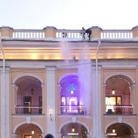 С крыши Гостиного двора  сбрасывают снег :: Фотогруппа Весна