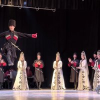 Зажигательность кавказского танца :: Мариша 