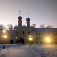 Зимний вечер в монастыре :: Сергей Кочнев