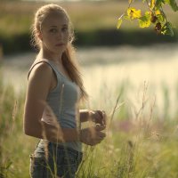 Портрет в траве у водоема :: Тимур Кострома ФотоНиКто Пакельщиков