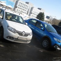 На стоянке два "Рено" :: Дмитрий Никитин