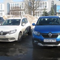 На стоянке два Renault :: Дмитрий Никитин
