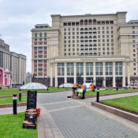 Посадка тюльпанов на Манежной площади :: Валерий Судачок