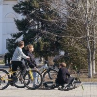 Весна наступила и велосипедисты в парке :: Мариша 