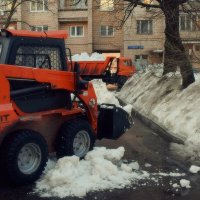 И во дворы приходит техника в помощь дворникам. :: Татьяна Помогалова