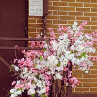 На крыльце ресторана :: Сергей Кочнев