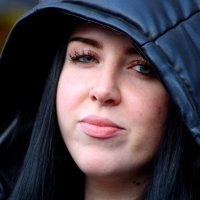 Девушка в капюшоне :: Юрий. Шмаков