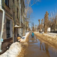 Начало весны на улицах города :: Александр Синдерёв