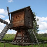 Деревянная мельница-столбовка :: Любовь Сахарова