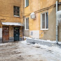Зимний городской двор :: Александр Синдерёв