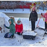 Строительство горки. :: Михаил Курзанцев