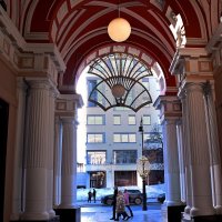 Выход из пассажа на Петровку. :: Татьяна Помогалова Выход из пассажа на Петровку. :: Татьяна Помогалова