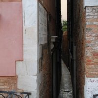 Узкая улица (калле) в Венеции,2013 :: Любовь Сахарова