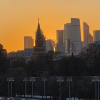 Жёлтый закат накрыл город :: Мария Яковлева