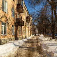 Дом на улице в марте :: Александр Синдерёв
