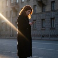 Девушка на остановке в луче солнца :: Лилия 