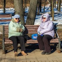 Даже на припёке бабульки мёрзнут. :: Анатолий. Chesnavik.