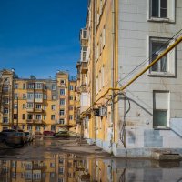 Весенний двор :: Александр Синдерёв