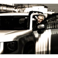 Мужчина садиться в авто :: Илья Шенгелия