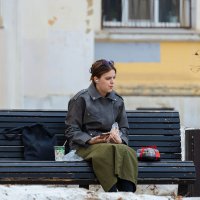 Девушка на скамейке :: Александр Синдерёв