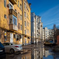 Весенняя атмосфера на улице города :: Александр Синдерёв