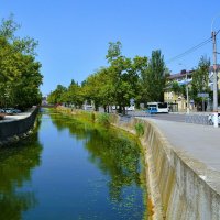 Керчь. Река Мелек-Чесме летом (вил с моста улицы Кирова). :: Пётр Чернега Керчь. Река Мелек-Чесме летом (вил с моста улицы Кирова). :: Пётр Чернега