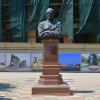 Керчь. Памятник Василию Семёновичу Лановому. :: Пётр Чернега
