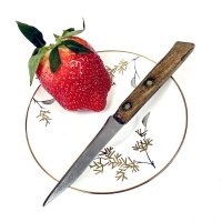 Клубника и старый нож. :: Виктор Орехов Клубника и старый нож. :: Виктор Орехов