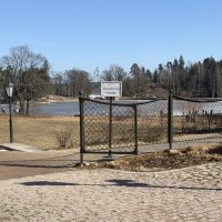 Пасторское озеро с забором, обозначающим вход в музей :: Ирэн 