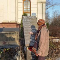 Блокадница читает книгу памяти. :: Лилия *