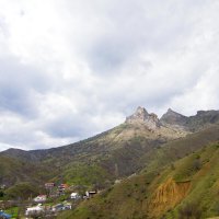 Посёлок в горах :: Геннадий Валеев