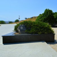 Керчь. Памятный камень на месте разрушенной часовни-усыпальницы Стемпковского. :: Пётр Чернега