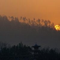 Восход солнца в г. Фенхуан :: Георгий А