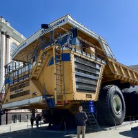 Гигант среди машин. :: Сергей Адигамов