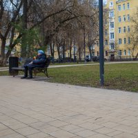 На скамейке в сквере :: Александр Синдерёв