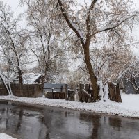 Апрельская погода на улице :: Александр Синдерёв