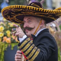 На улице нашего города. :: Александр 