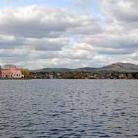 Здание народного дома, на берегу озеру, у подножия уральских гор :: Сергей М 