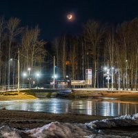 Апрель в ухтинском парке, запруда реки Чибъю, молодой месяц украшает небо :: Николай Зиновьев