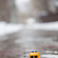 Игрушечный УАЗик на снежной дороге :: Александр Синдерёв