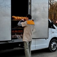 Хлебушек привезли... :: Николай Саржанов