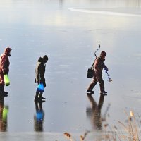 На  рыбалку,по первому ,тонкому льду. Не повторяйте! Это опасно! :: Михаил К