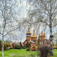 Храм в объятиях апрельского утра :: Игорь Сарапулов