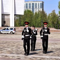 Смена караула у вечного огня парка .Победы. :: Татьяна Помогалова