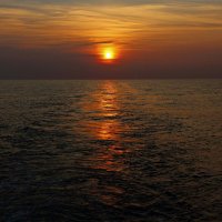 Заходящее солнце бьет в кильватерный след :: В.И 