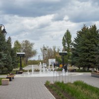 Пугачёв. Парк с новомодным "сухим" фонтаном :: Олег Манаенков