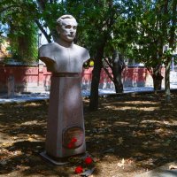 Феодосия. Памятник Александру Васильевичу Преснякову. :: Пётр Чернега
