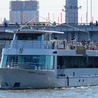 Теплоход с заграничным названием на Москве-реке :: Валерий Судачок