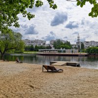 На берегу городского пруда :: Валерий Иванович